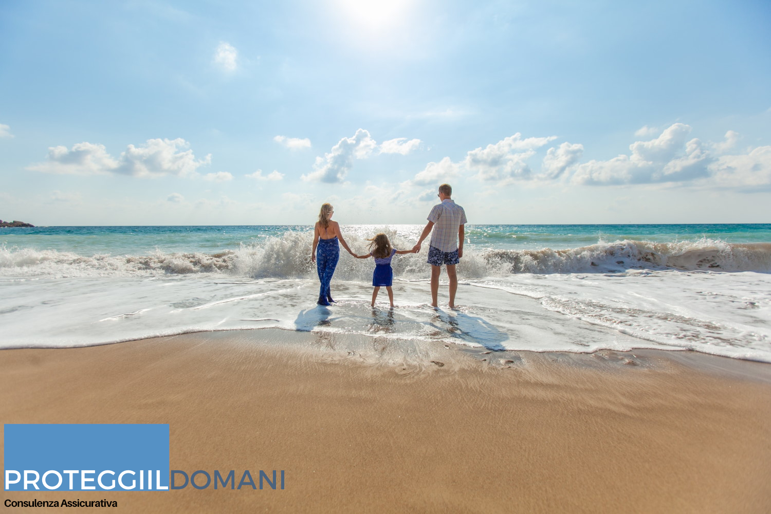 Genitori con il figlio in riva al mare