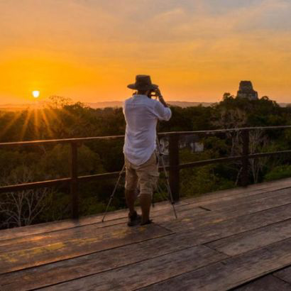 Turista fotografa l'itinerario