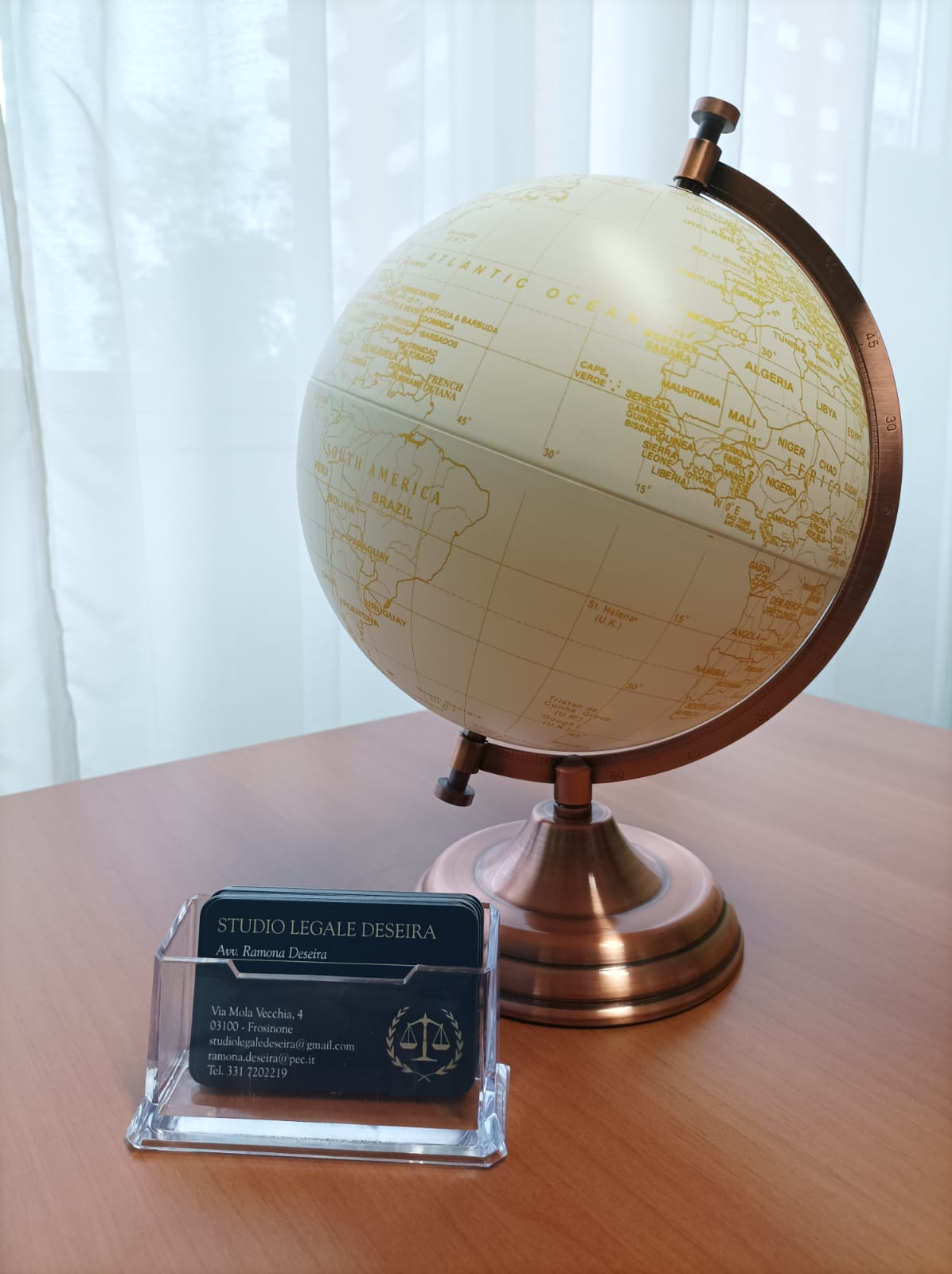 foto mappamondo con bigliettini da visita