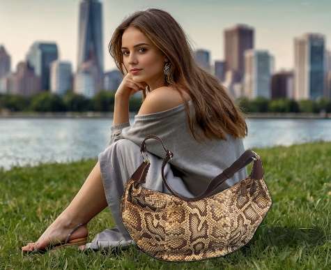 ragazza con borsa di Pelle Nuda
