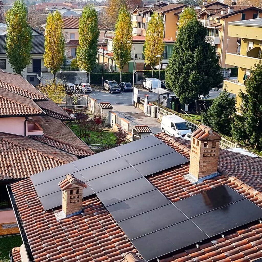 foto pannelli solari dall'alto