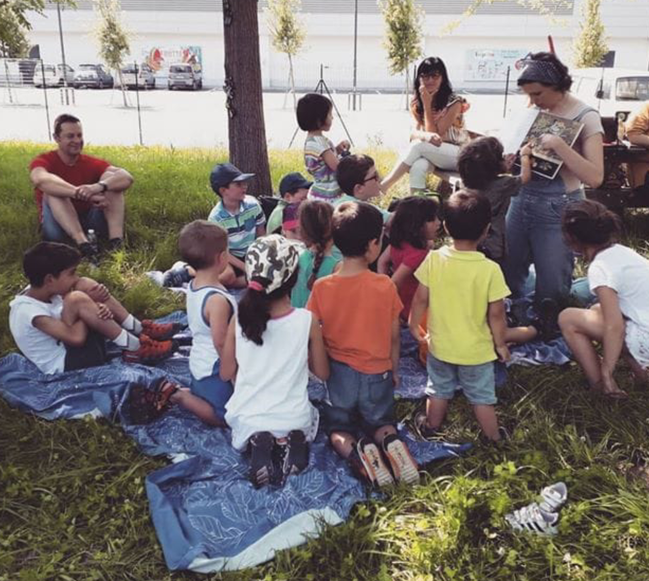 foto Dott.ssa Sara Pesaresi con bambini