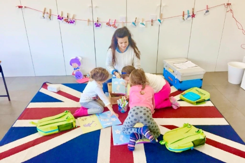 foto bambini e maestra